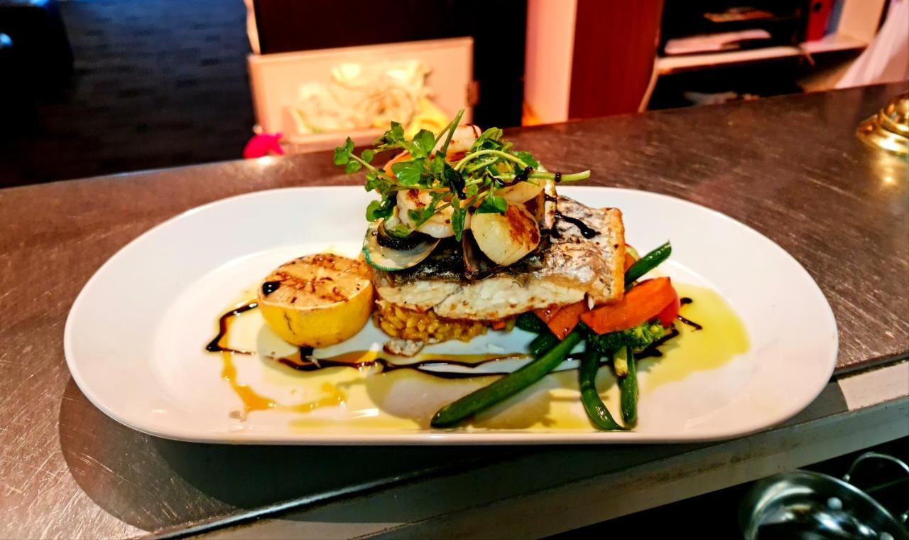 Qure Restaurant And Bruce Apartment Canberra